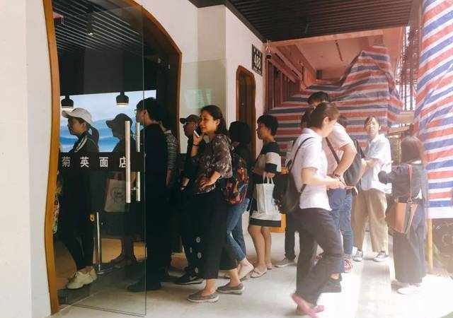 一开新店就大排长队……老杭州就是偏爱菊英面馆啊！