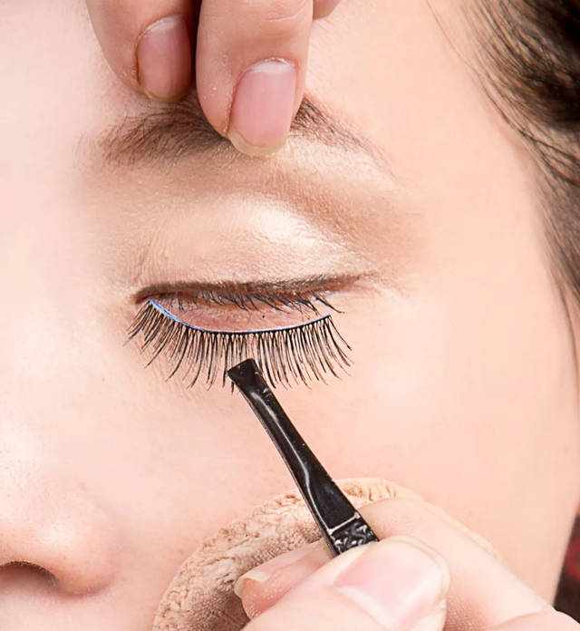 专业化妆师亲授5种贴假睫毛的手法！