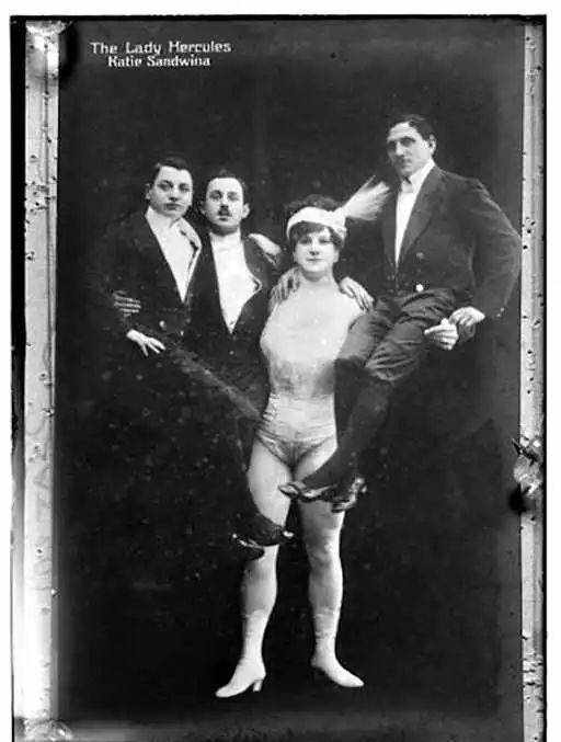 19世纪女大力士一次举3个男人　用力秀肌肉跟PS过的一样