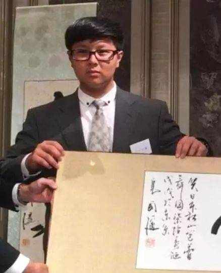 唐国强21岁儿子曝光，身材圆润、长相大气，个子还没老爸高