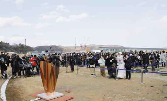 奥运圣火被大风吹灭 奥运圣火被大风吹灭2次 交接仪式现场民众人挤人
