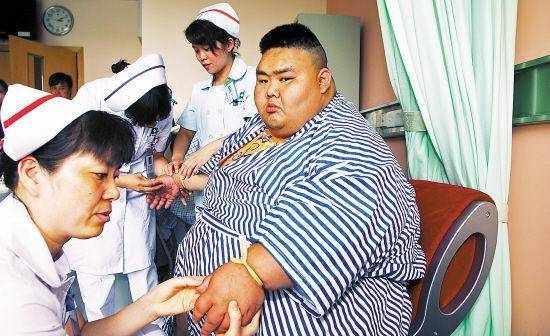 “中国第一胖”梁用，身高155、体重450，今减重200斤，妻子漂亮