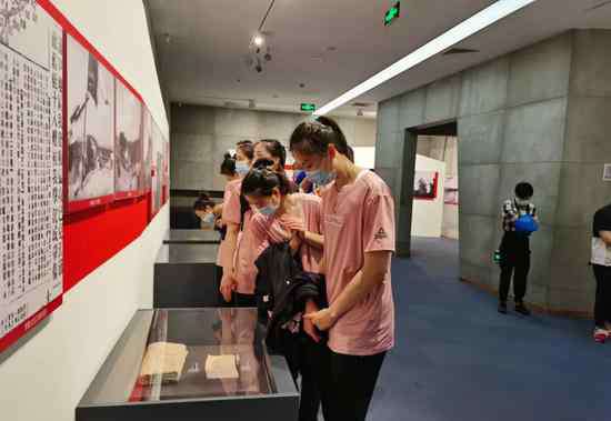 江苏女排 江苏女排封闭集训五月首“出游” 参观战役纪念馆
