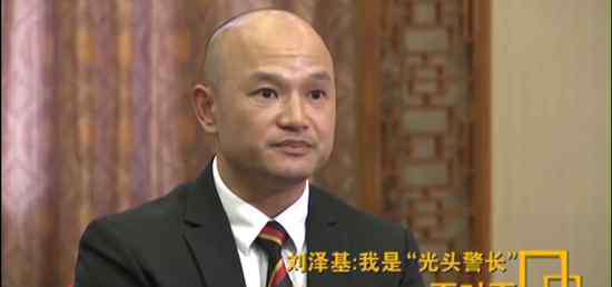 光头警察 香港光头警长回顾举枪自卫：暴徒没把警察当人