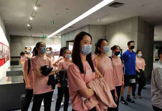 江苏女排 江苏女排封闭集训五月首“出游” 参观战役纪念馆