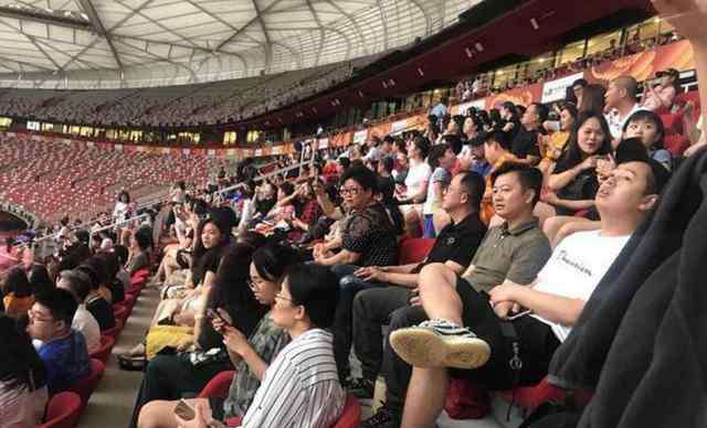 快乐家族演唱会 张杰鸟巢的演唱会来了半个娱乐圈！快乐家族来助阵，最没想到她也来了