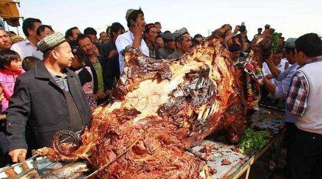 世界最大硬菜——烤骆驼,是阿拉伯的国菜,分分钟被抢光!