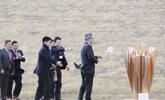 奥运圣火被大风吹灭 奥运圣火被大风吹灭2次 交接仪式现场民众人挤人
