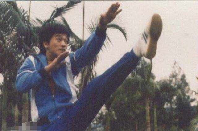 西游记珍贵剧照：二郎神林志谦武功高又很帅，六小龄童也受他指点