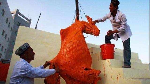 世界最大硬菜——烤骆驼,是阿拉伯的国菜,分分钟被抢光!