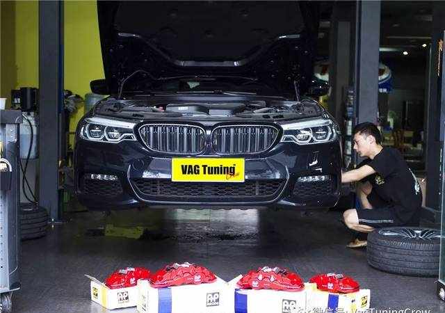 新宝马原厂G38到底能塞下多大刹车？大概脸盘这么大吧...