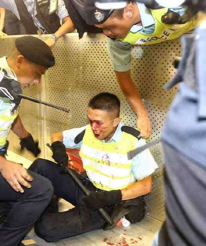 香港星岛日报 香港警方还原驱散暴徒经过