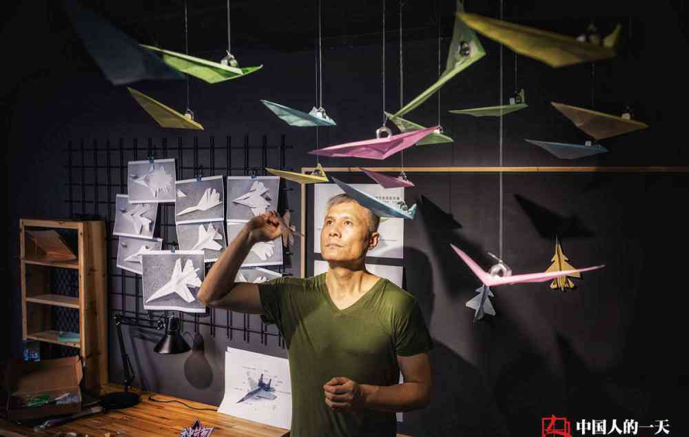 刘冬纸飞机 帅大叔折永不落地的纸飞机 自称世界最大“飞机制造商”