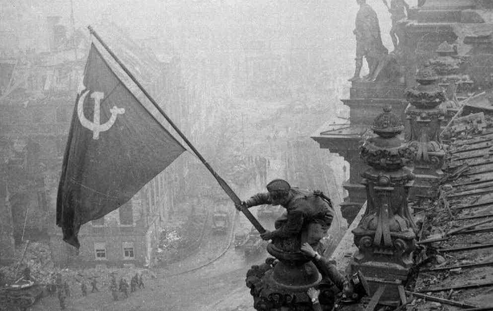 纳粹议会大楼 苏军英雄将红旗插上柏林国会大厦：曾以为自己无法幸存
