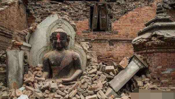 尼泊尔地震 尼泊尔发生大地震。发生大地震时佛像竟然悲伤扭头！