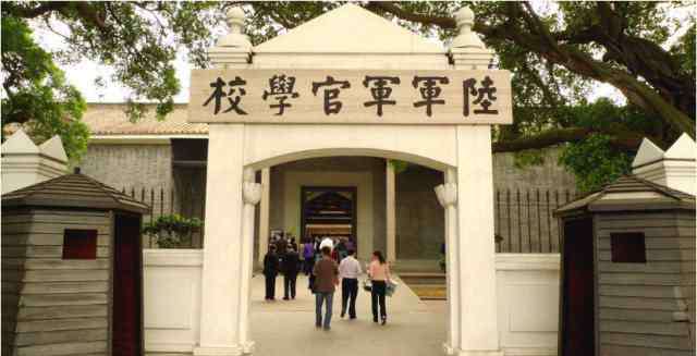 穿越民国上黄埔军校 民国时期黄埔军校确实很牛，但还有两个军校，名声实力都毫不逊色