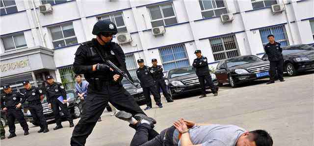 警察工资多少钱一月 当警察经常加班还带着危险，一个月能挣多少钱呢？答案让人心酸！