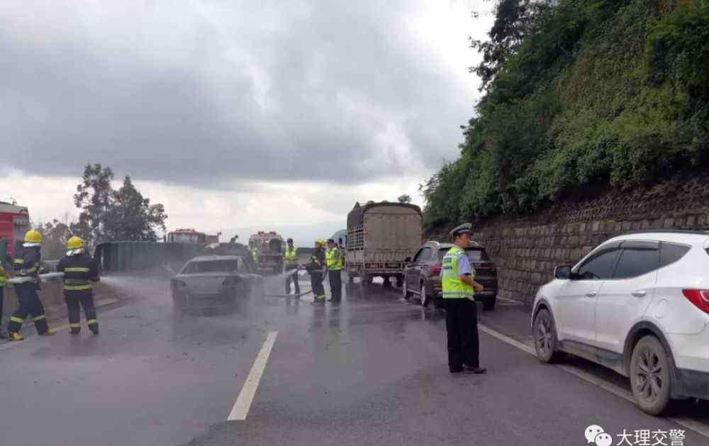 楚大高速车祸 楚大高速公路发生一起交通事故引发车辆起火  交警消防奋力救援