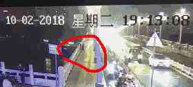 女子被推进邕江 姑娘站桥上看风景 突然被陌生男子推入江中