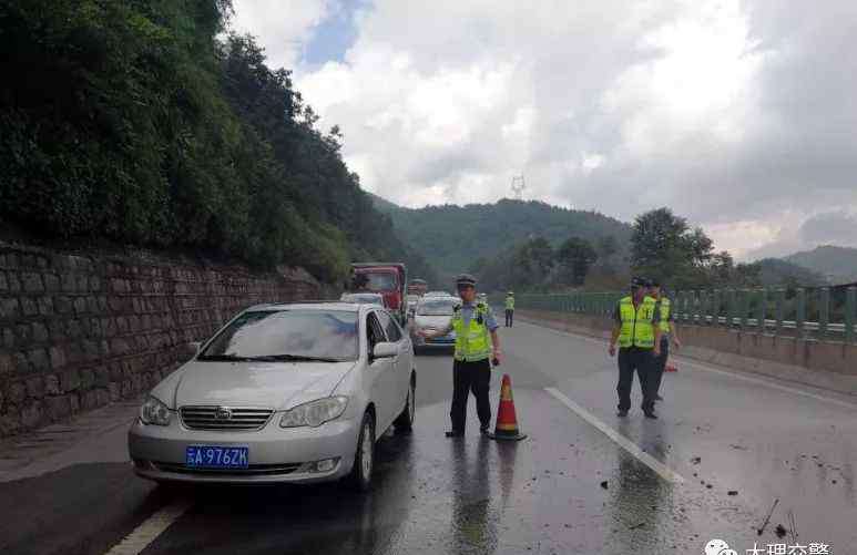 楚大高速车祸 楚大高速公路发生一起交通事故引发车辆起火  交警消防奋力救援