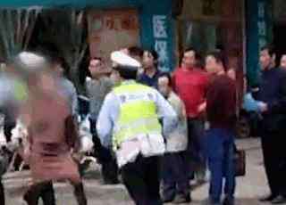 砍交警 一女子持刀疯砍交警，却被交警一招制服