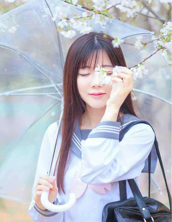 初中恋爱 初中时，和一个小女生谈恋爱，我追到女生家里……