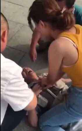 丁慧救人 女大学生跪地救人，这个一分多钟视频火了，动作教科书般规范