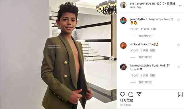 迷你罗 迷你罗更新INS：穿上西装 将头发梳成大人模样