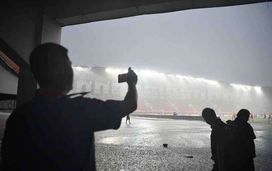 顺延 建业与人和比赛因大雨2次顺延 原定时间推后1小时