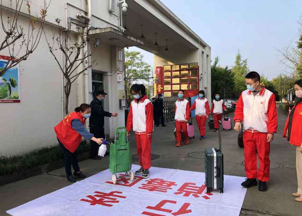 都江堰塔子坝中学 今天，都江堰市初三年级学生有序返校复课啦！