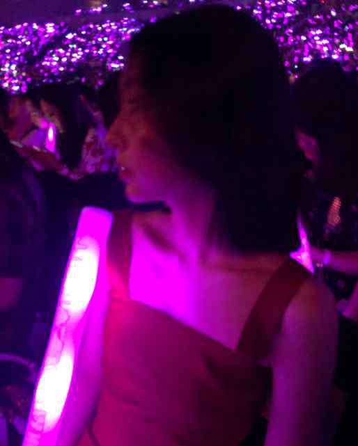 吴建豪演唱会 王思聪前女友晒锁骨美背，曝吴建豪看林俊杰演唱会，现场座无虚席