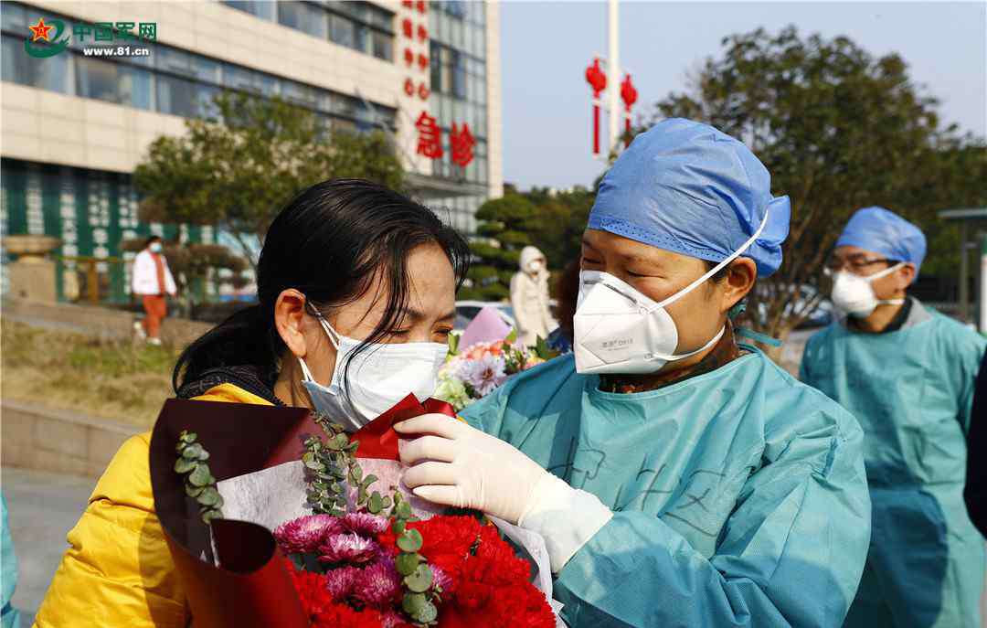 中部战区总医院 中部战区总医院又一批患者出院，他们的暖暖话语动人心