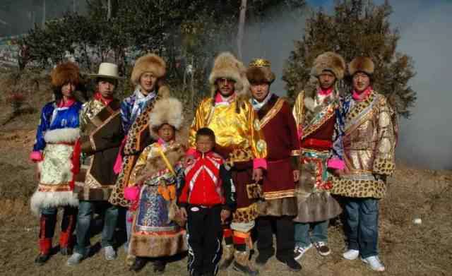 母系氏族社会 在中国，母系氏族社会仍然存在，他们就是摩梭人