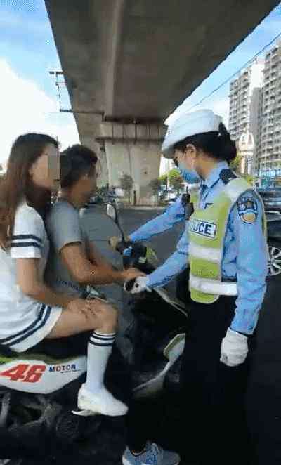 宝马女街头嚣张打人 嚣张女街头大战女交警 怒喊：谁给你的工资