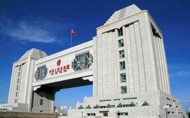 中俄边境城市 中俄边境城市对比，一边荒无人烟一边高楼大厦，俄国姑娘都想嫁到这边来