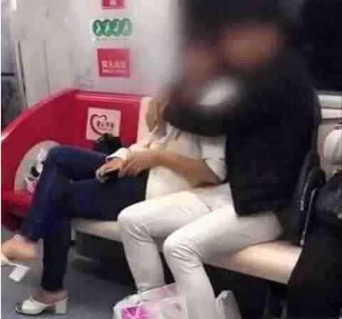 地铁情侣 地铁情侣占4人座，搂搂抱抱不成体统，网友：你这是要上天