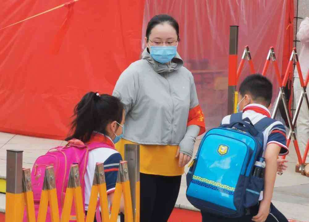 北京小学开学时间 开学前按下“暂停键”，暑假即将来临，北京小学低年级还会开学吗