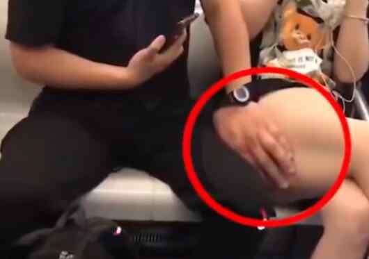 地铁摸腿男 地铁男子咸猪手肆无忌惮抚摸女乘客大腿！被拍下整个过程