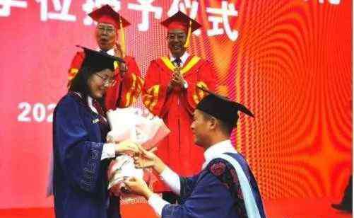学生向老师求婚 毕业典礼变求婚仪式 男同学冲上台向女友下跪求婚 老师表情亮了