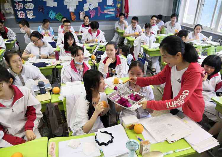 青岛五十八中 高考前发橙子和火龙果 青岛五十八中这份礼物太暖心