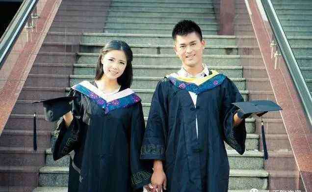 学生向老师求婚 毕业典礼变求婚仪式 男同学冲上台向女友下跪求婚 老师表情亮了