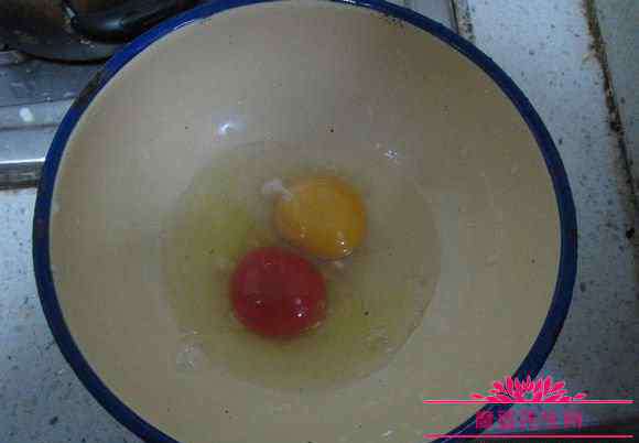 鸡蛋里有白色絮状物能吃吗 鸡蛋黄上面白色物体是什么，鸡蛋黄发红可能是加了丽素红