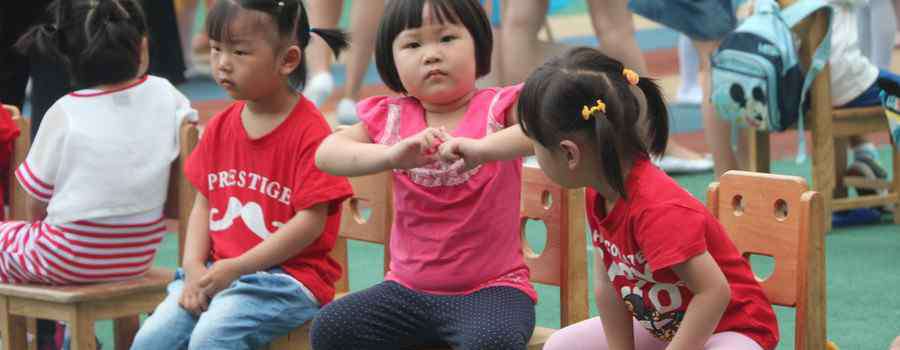 幼儿园女孩上小便视频 新手幼师疏忽，将孩子上厕所视频发群里，家长一怒之下找到幼儿园