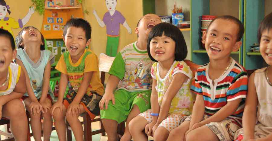幼儿园女孩上小便视频 新手幼师疏忽，将孩子上厕所视频发群里，家长一怒之下找到幼儿园