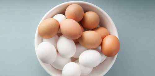 巧处理鸡蛋上的粪便 超市卖的鸡蛋上为什么一粒屎也没有？其实你买到的蛋都是精英