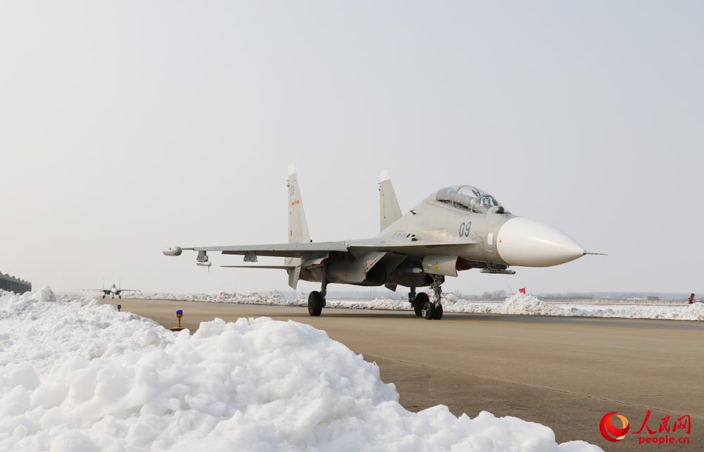 寒战雪海军航空兵部队斗寒战雪保障战机训练