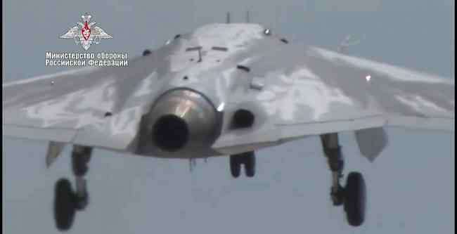 x47b 俄最神秘猎人无人机现场曝光 造型酷似美X47B