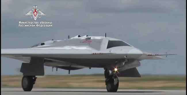 x47b 俄最神秘猎人无人机现场曝光 造型酷似美X47B