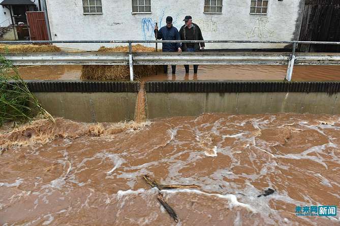  德国暴雨引发洪水 街道被淹一片汪洋