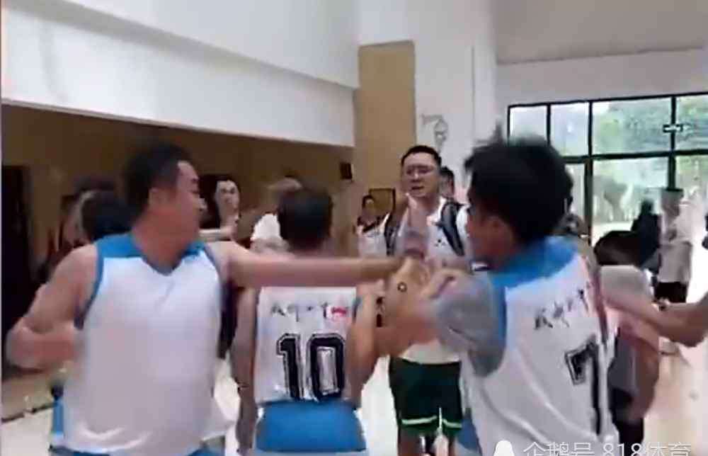 成都七中初中 全武行！成都七中初中学校队围殴3裁判，事后拒不道歉：比赛不参加了